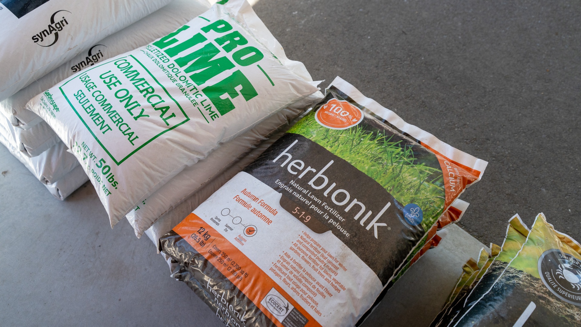 Produits d'entretien professionnels et fertilisants disponibles au kiosque